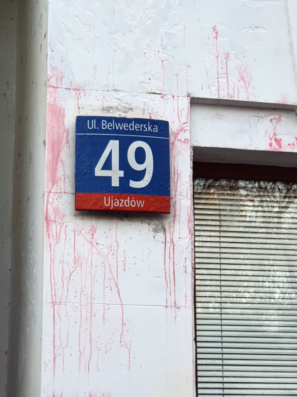Rosyjska ambasada oblana czerwoną farbą. Zniszczono również flagę Rosji