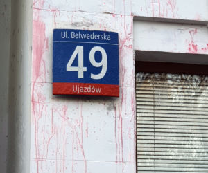 Rosyjska ambasada oblana czerwoną farbą. Zniszczono również flagę Rosji