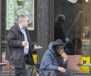 Karol Karski w lesie