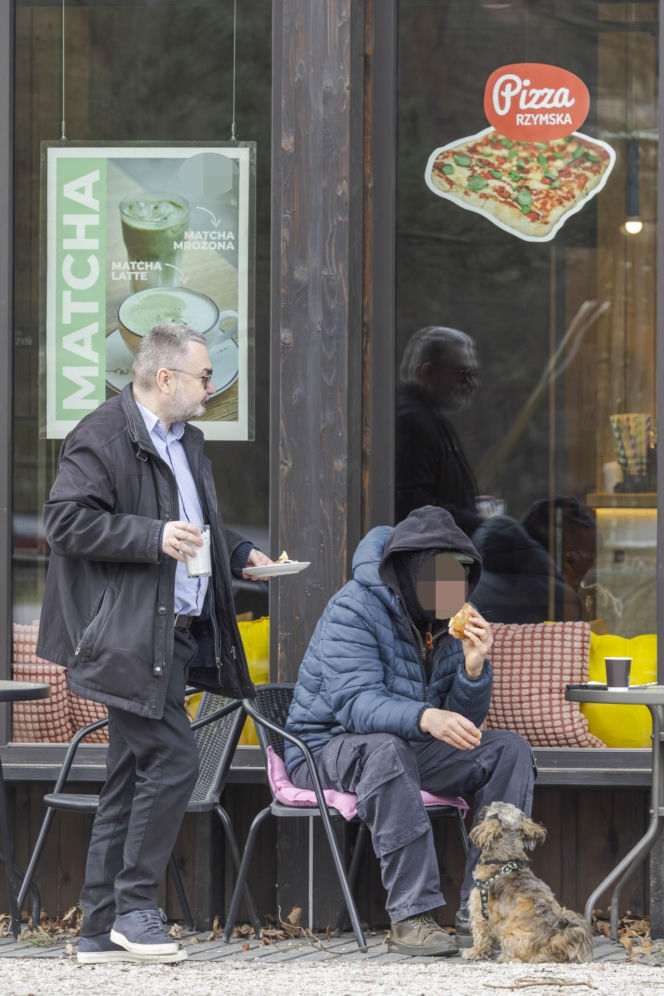 Karol Karski w lesie