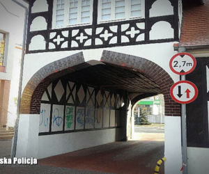 Pomalowali sprayem zabytkową bramę i elewację budynku [ZDJĘCIA]