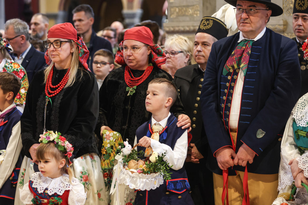 Święcenie pokarmów w strojach ludowych w Bytomiu