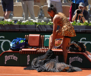 Naomi Osaka szokuje strojem na Roland Garros