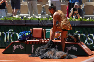 Naomi Osaka szokuje strojem na Roland Garros