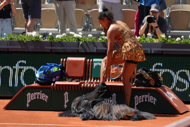 Naomi Osaka szokuje strojem na Roland Garros