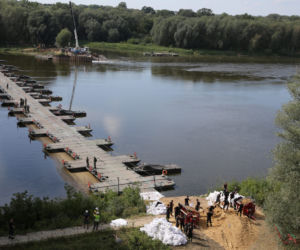 Zgrzewają rury do budowy rurociągu