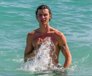 Shawn Mendes na plaży bez koszulki