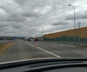 Gigantyczne utrudnienia na A4. Z ciężarówki wypadł ogromny element turbiny