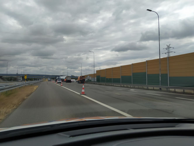 Gigantyczne utrudnienia na A4. Z ciężarówki wypadł ogromny element turbiny