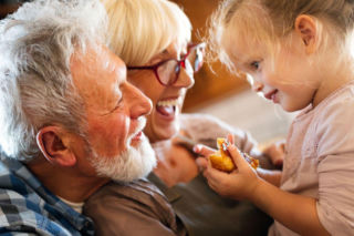 Najpiękniejsze piosenki na Dzień Babci i Dziadka. Propozycje dla przedszkolaków i nie tylko