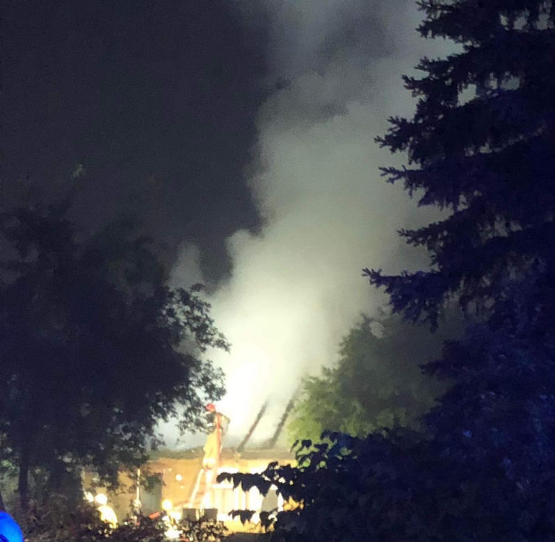 Pożar drewnianego domu pod Brzeskiem. Z ogniem walczyło blisko 30 strażaków