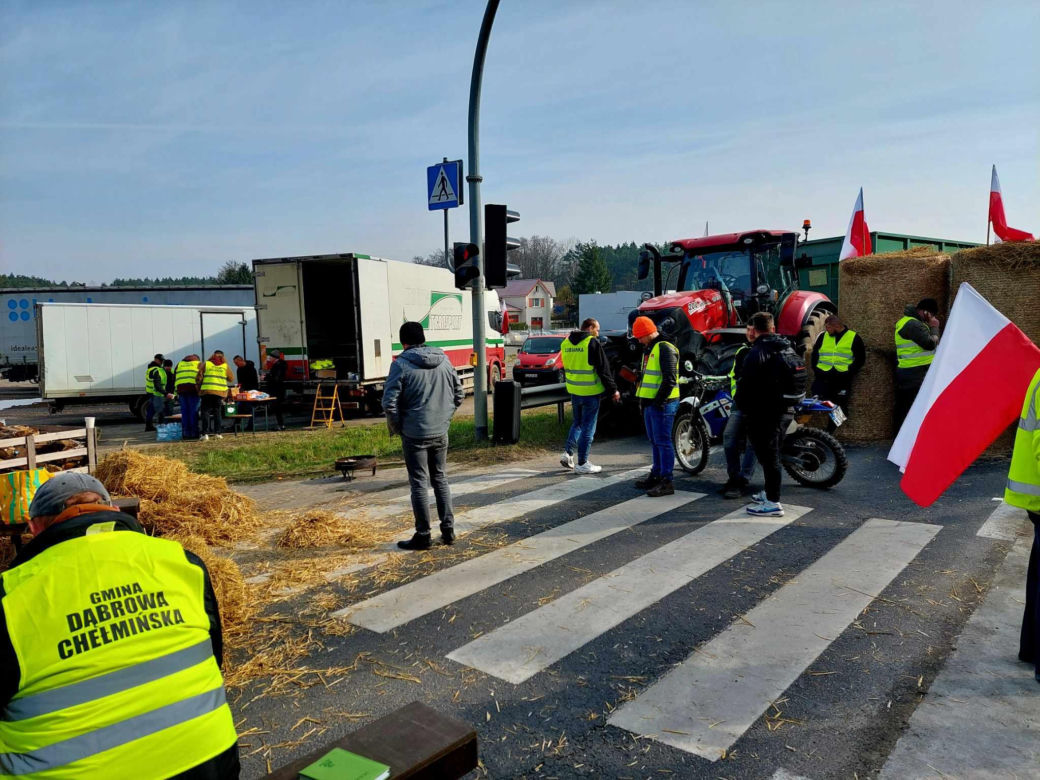 Totalna blokada DK 80 pod Bydgoszczą. Duże utrudnienia dla kierowców. Rolnicy ustawili barykadę, palą drewno, organizują pogrzeb [ZDJĘCIA]