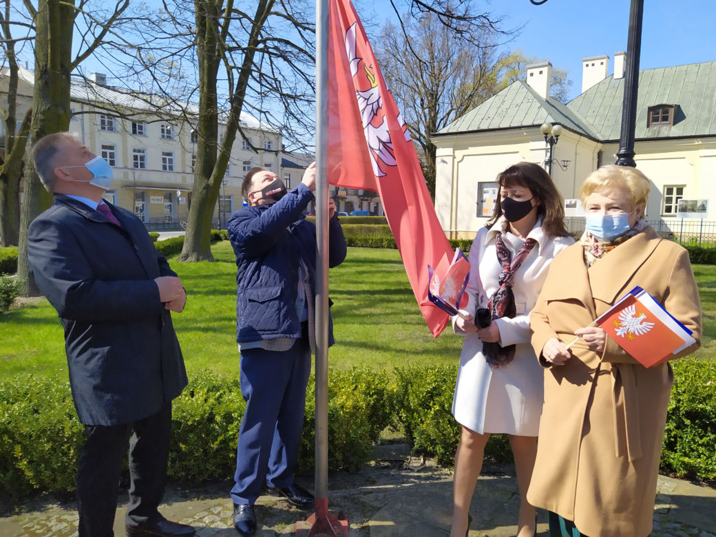 Zawieszenie flagi województwa mazowieckiego na Skwerze Kościuszki w Siedlcach - 28.04.2021