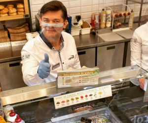Zenek Martyniuk sprzedaje hot-dogi
