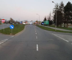O świcie pijany kierowca jechał przez Nowy Sącz. Miał zwidy i skończył pod latarnią