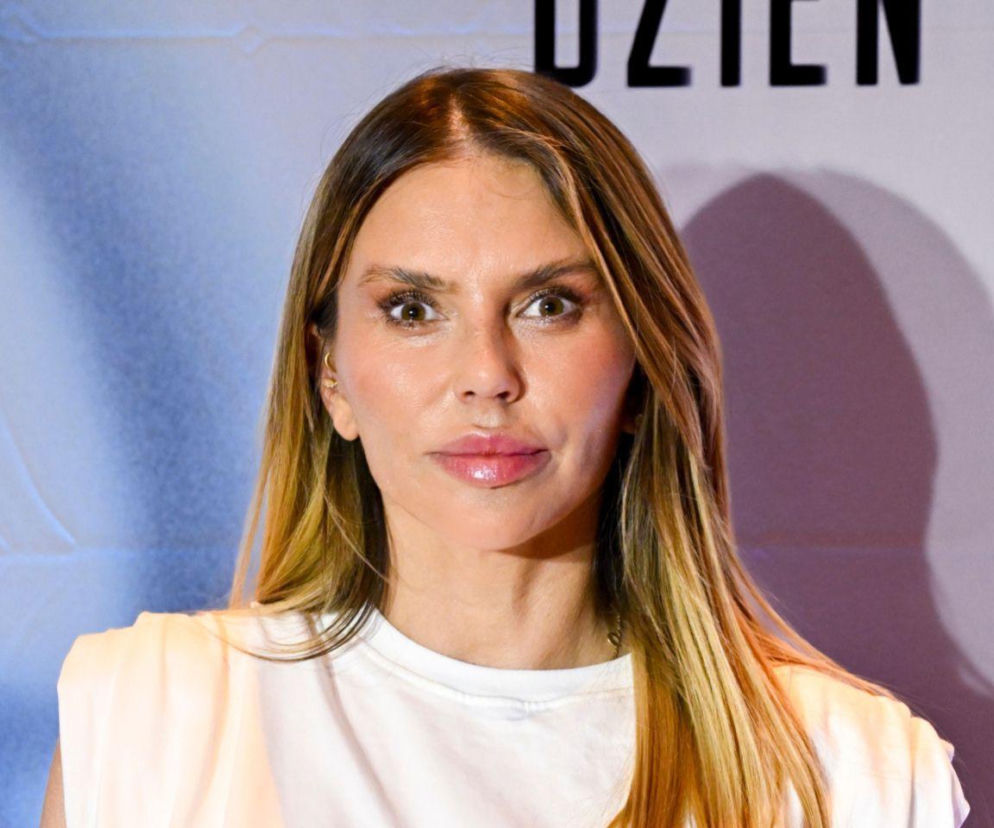 Monika Goździalska w białej bluzce patrzy prosto przed siebie. O jej trudnej podróży samolotem przeczytasz na SE.