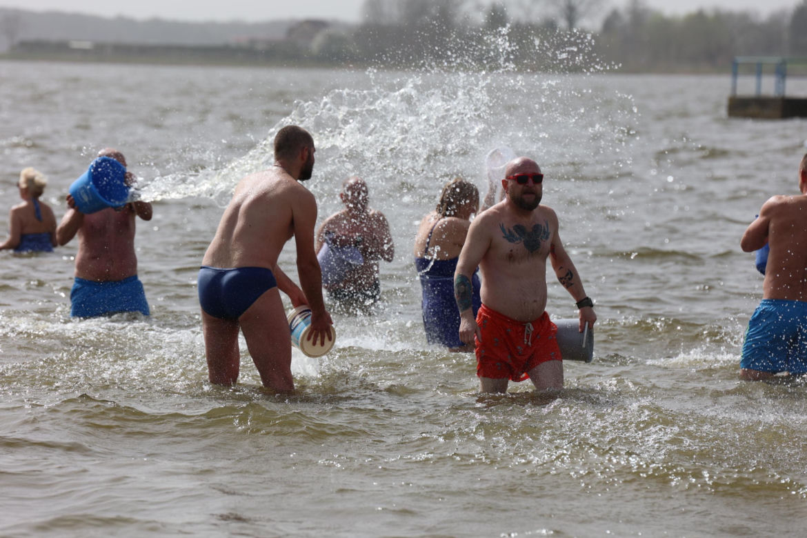 Lany Poniedziałek z lubelskimi morsami. Wiaderka i sikawki poszły w ruch!