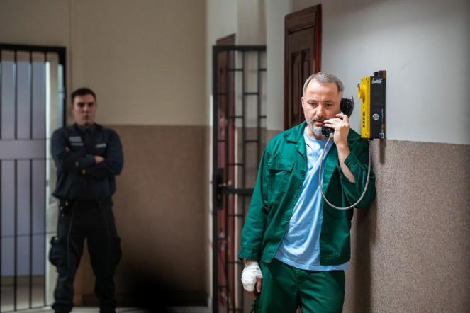 "Pierwsza miłość": Bartek dowiaduje się, że Emilka została porwana. Prosi Ilonę, by pomogła mu uciec z więzienia...
