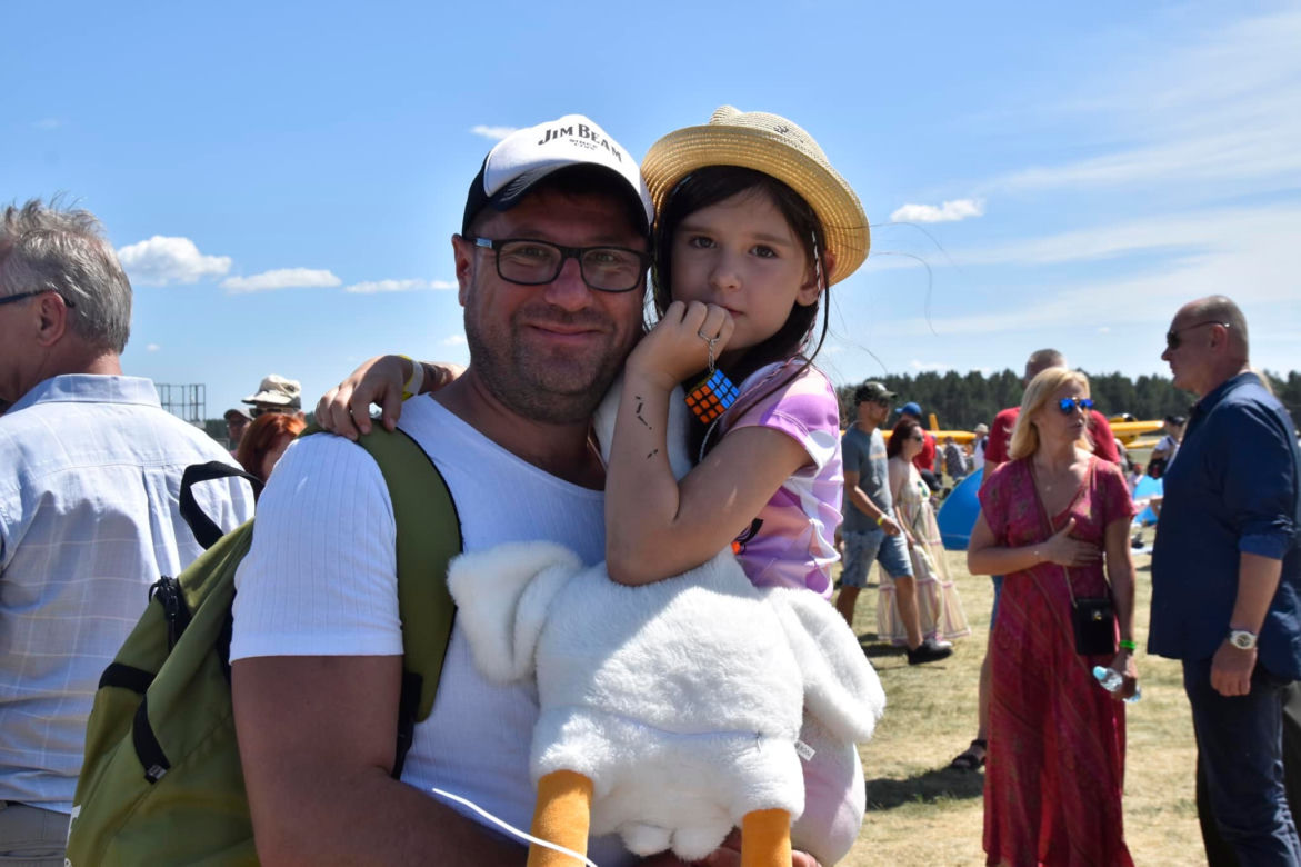 Rodzinny Piknik Lotniczy w Gryźlinach 2023. Lotnicy-akrobaci zachwycili publiczność