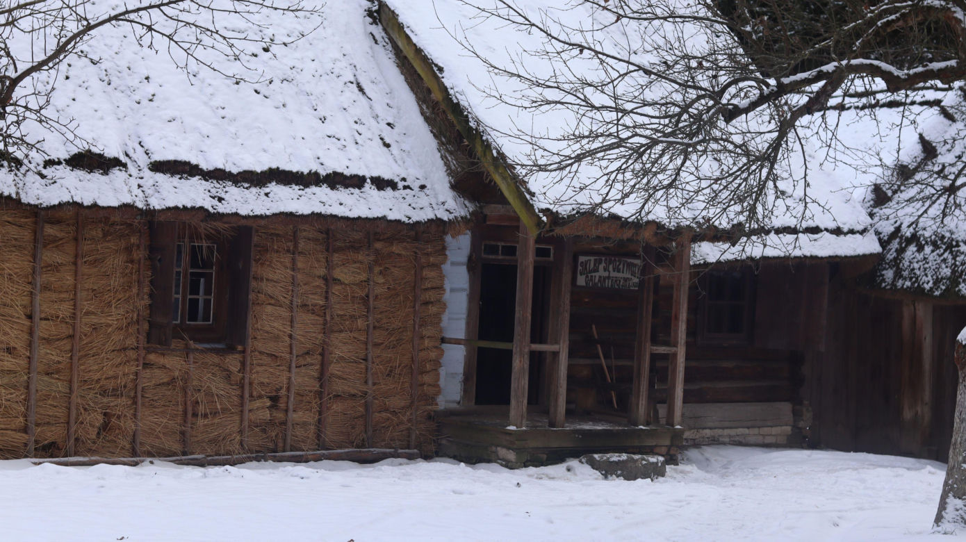 Cicho i wszędzie biało. Tak prezentuje się skansen w Lublinie w zimowej odsłonie! [GALERIA]