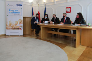 Podpisano umowy na mikrodotacje. Sprawdź, które organizacje dostaną dofinansowanie [FOTO]