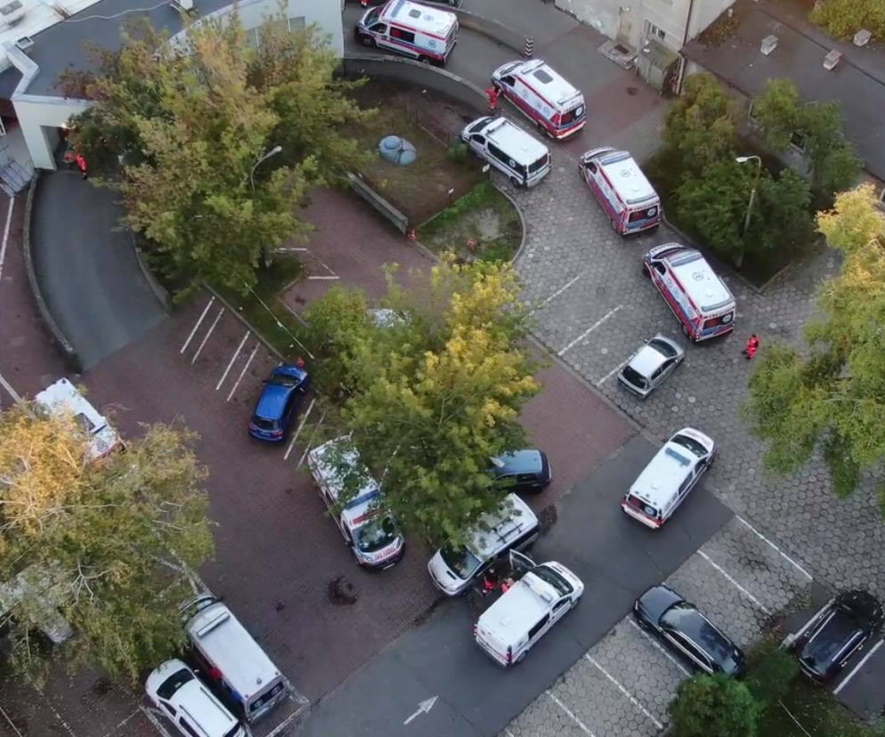 Karetki w kolejce przed SOR-em 