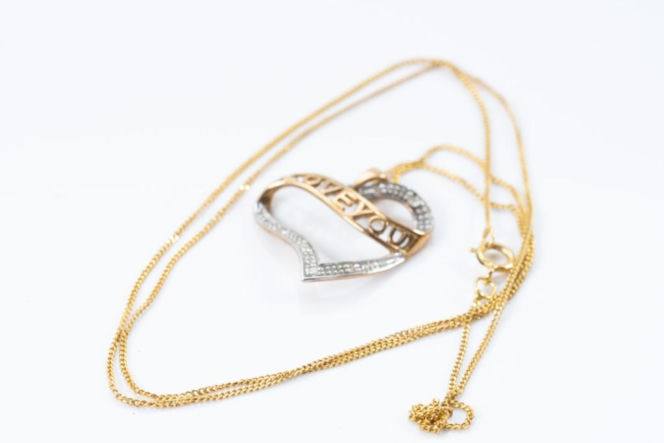 Pielęgnacja biżuterii ze złota - jak dbać o złoty łańcuszek?