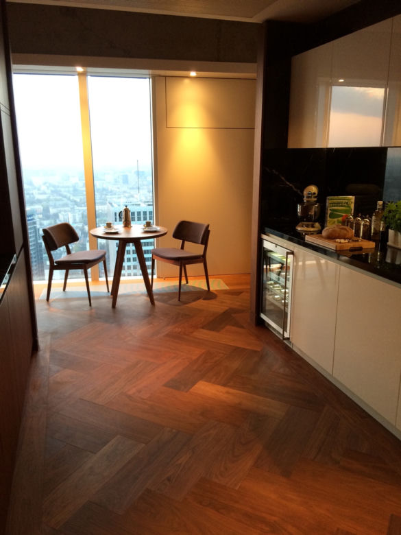 Stolik kawowy przy oknie w nowoczesnym apartamencie
