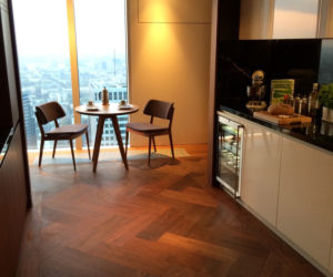 Stolik kawowy przy oknie w nowoczesnym apartamencie