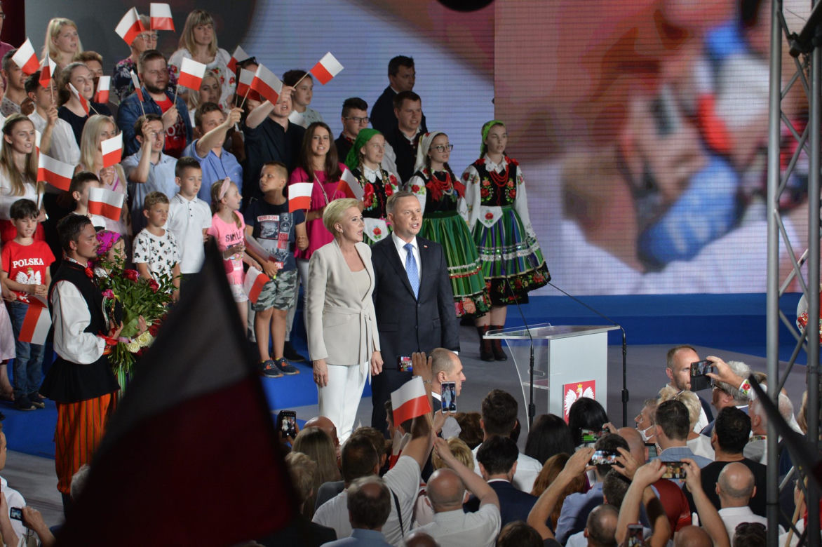Wybory 2020. Duda gratuluje Trzaskowskiemu. Został wybuczany przez własny sztab
