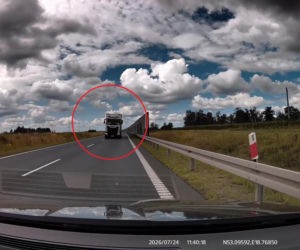 Kierowca ciężarówki wyprzedzał „na trzeciego” i zepchnął auto na pobocze! Mrożące krew w żyłach nagranie