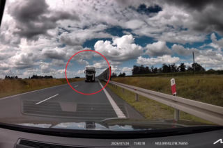 Kierowca ciężarówki wyprzedzał „na trzeciego” i zepchnął auto na pobocze! Mrożące krew w żyłach nagranie