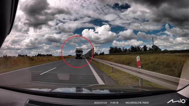 Kierowca ciężarówki wyprzedzał „na trzeciego” i zepchnął auto na pobocze! Mrożące krew w żyłach nagranie