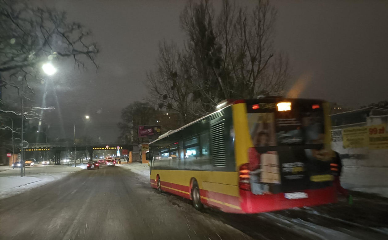 Fatalne warunki na drogach we Wrocławiu i na Dolnym Śląsku. Sporo kolizji, opóźnienia i ślizgawka