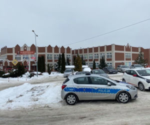 Próba porwania dziecka w Białymstoku. Rodzice są przerażeni. Ciemny samochód, mężczyzna w okularach
