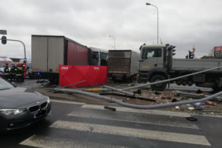 KOSZMARNY KARAMBOL w Rzgowie! Kierowca TIR-a ZMIAŻDŻONY przez przyczepę! Co tam się stało? [FOTO, NOWE FAKTY] 