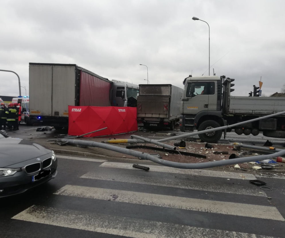 KOSZMARNY KARAMBOL w Rzgowie! Kierowca TIR-a ZMIAŻDŻONY przez przyczepę! Co tam się stało?