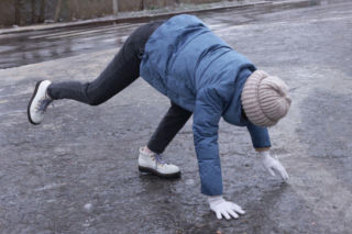 Śliskie podeszwy? Poznaj dwa triki na zabezpieczenie butów. Wystarczy przedmiot z łazienki i z kuchni