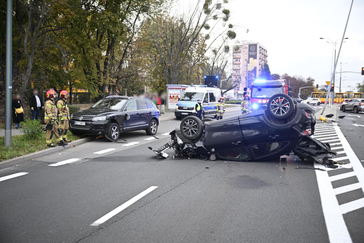 Dachowanie w Warszawie! Wcześniej na tej ulicy doszło do śmiertelnej masakry