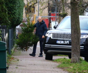 Donald Tusk z zięciem dźwigają gigantyczną choinkę. A za nimi drepcze Kasia z drugą. Wnusie premiera jak księżniczki