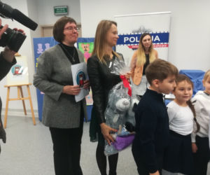 Dzieci z SP nr 31 w Toruniu podarowały pluszaki policjantom