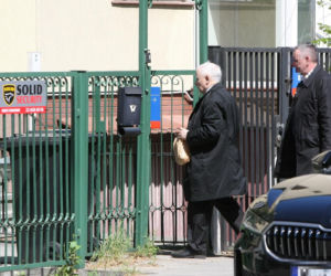 Jarosław Kaczyński na cmentarzu nie był sam. Pewna kobieta nie odstępowała go na krok