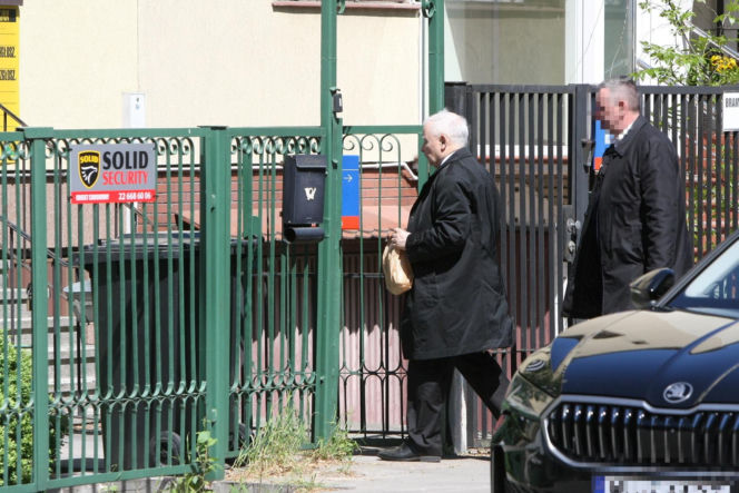 Jarosław Kaczyński na cmentarzu nie był sam. Pewna kobieta nie odstępowała go na krok