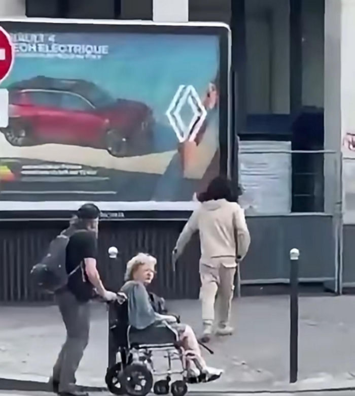 Krwawy atak w centrum Paryża. Nożownik rzucił się na kobiety, wszystko nagrała kamera