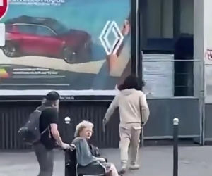Krwawy atak w centrum Paryża. Nożownik rzucił się na kobiety, wszystko nagrała kamera
