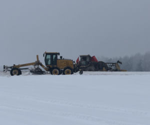 Pociąg zmiażdżył koparkę na Mazowszu.  Siła uderzenia była ogromna!