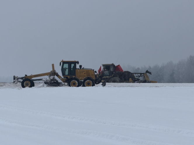 Pociąg zmiażdżył koparkę na Mazowszu.  Siła uderzenia była ogromna!