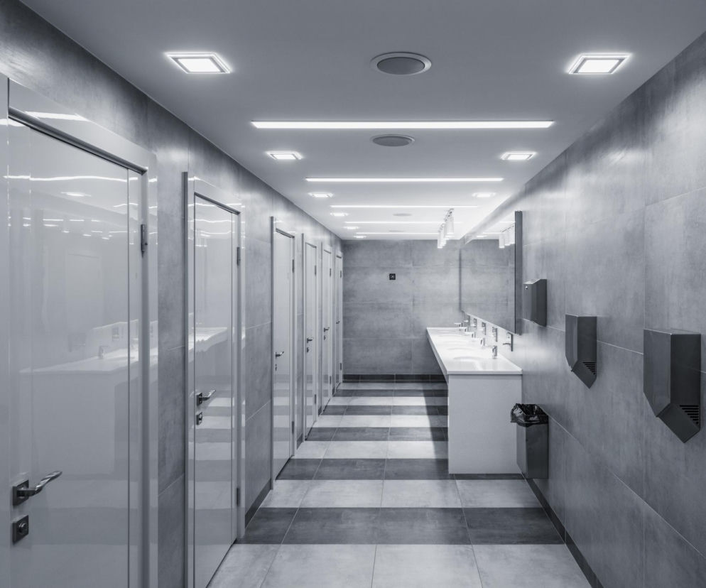 Szatnie, umywalnie, jadalnie w obiektach przemysłowych – co dokładnie regulują przepisy BHP?