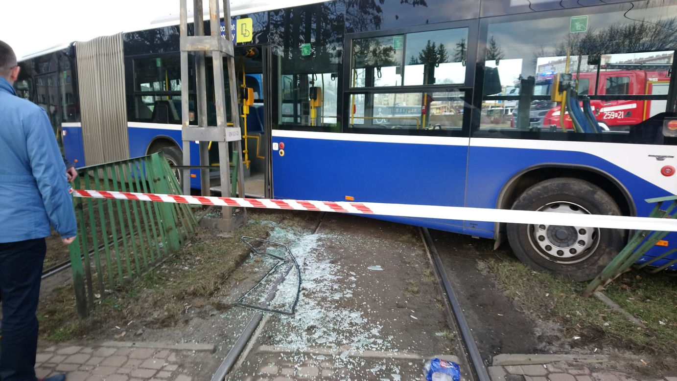 Dramatyczny wypadek w Krakowie. Tramwaj zderzył się z autobusem, są ranni