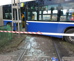 Dramatyczny wypadek w Krakowie. Tramwaj zderzył się z autobusem, są ranni